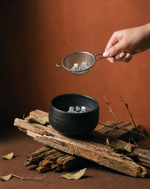 Sifting beads at work in the sieve